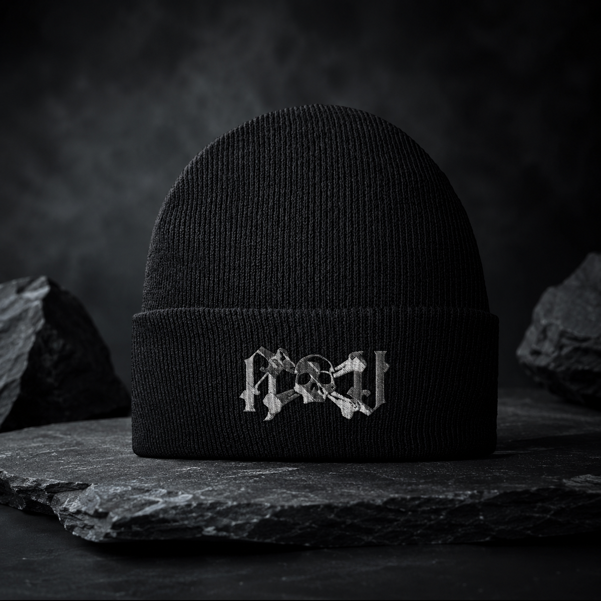 Schwarze  Beanie mit silberner Skull-Stickerei